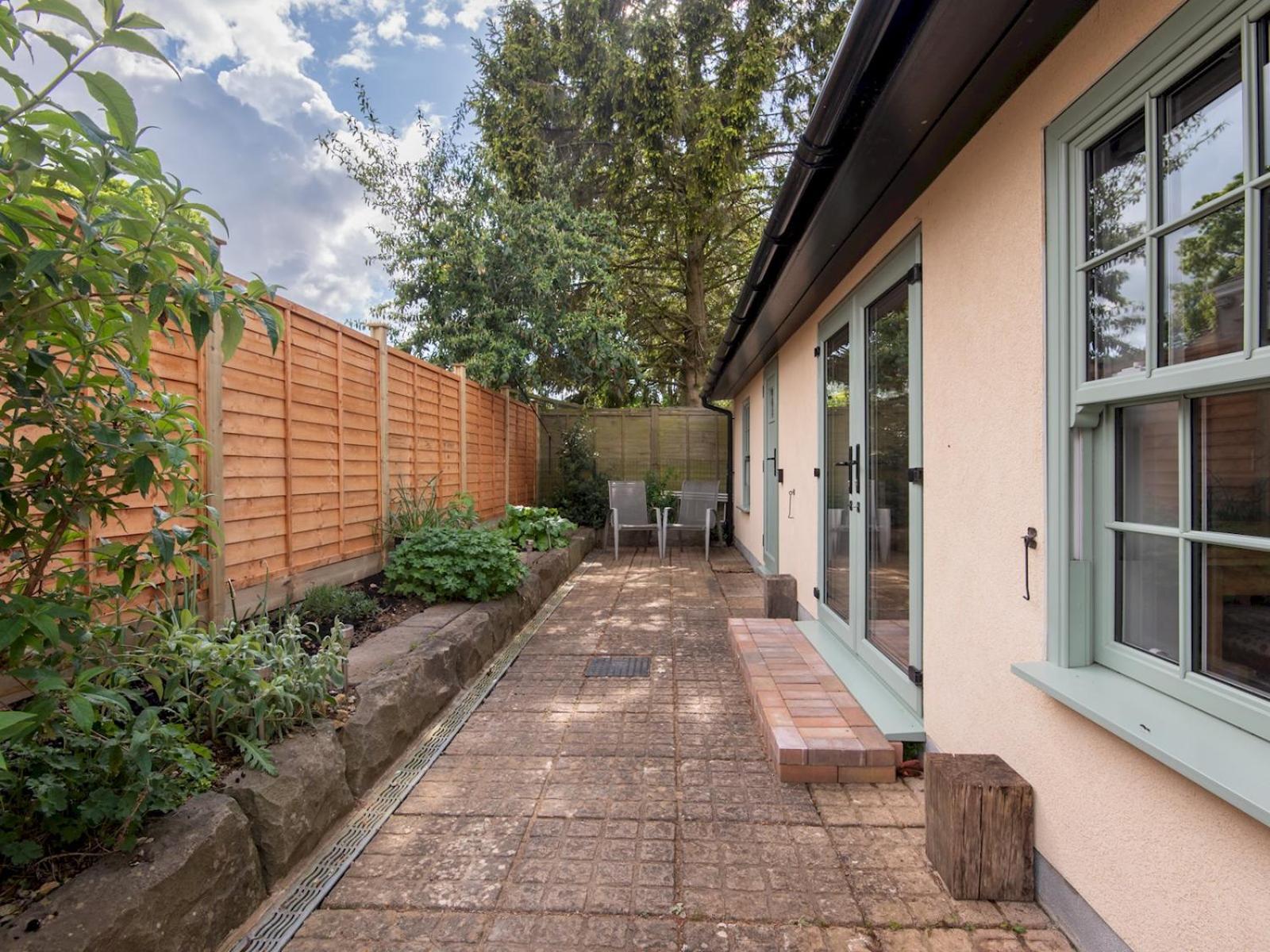 Pass The Keys Charming Garden Cottage With Parking Бат Екстериор снимка